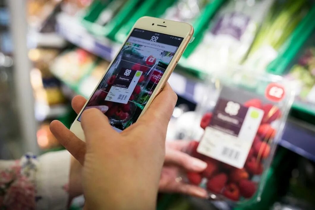 Покупки маркет телефон. Сканируют продукты смартфоном. Приложение с продуктами. Супермаркеты смартфонов. Smartphone магазин.