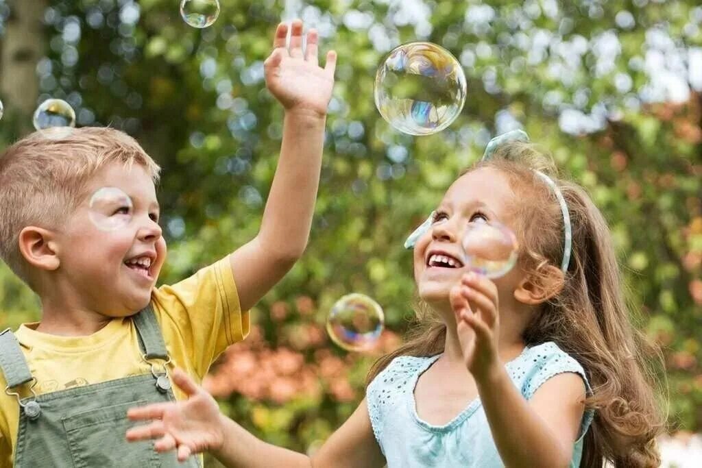 Дети смеются. Веселые дети. Счастливый ребенок. Дети и мыльные пузыри. Смех играющих детей.