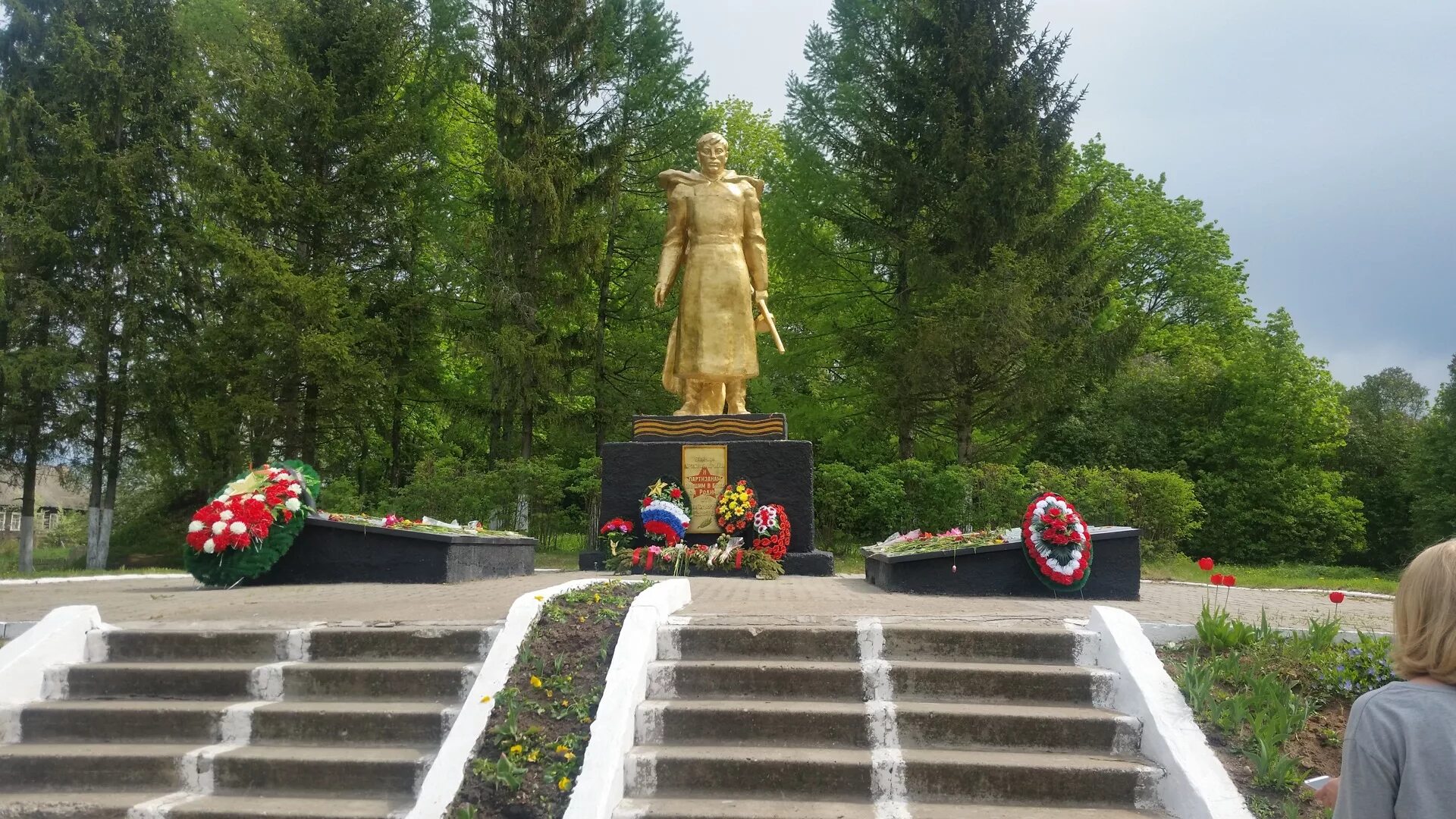 Псковская область поселок Дедовичи. Пгт Дедовичи Дедовичский район. Дедовичи памятник партизанам. Памятники Дедовичи Псковской области.