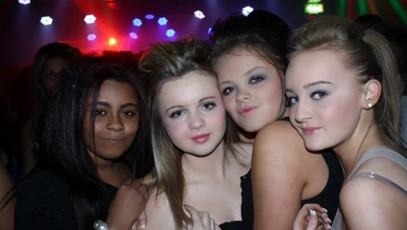 красивые киски блондинок. Video 18 club. три девушки в мини платьях. Video 18 club. тусовка 18 лет.