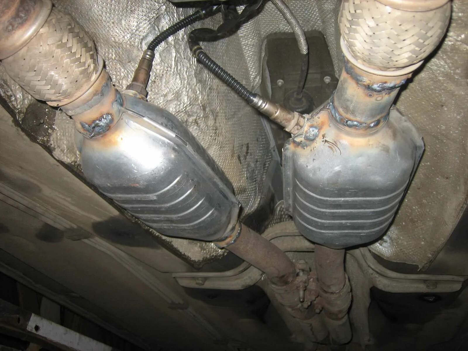 Где находится катализатор. Где находится катализатор в машине. Выхлопная система автомобиля схема. Каталитический нейтрализатор выхлопных газов схема. Где находится катализатор в машине.