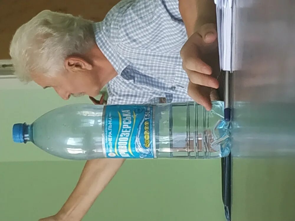 Бутилированная вода. Искусственная вода для композиций. Искусственно минерализованная питьевая вода. Синтетическая вода. Минеральная вода в бутылках.