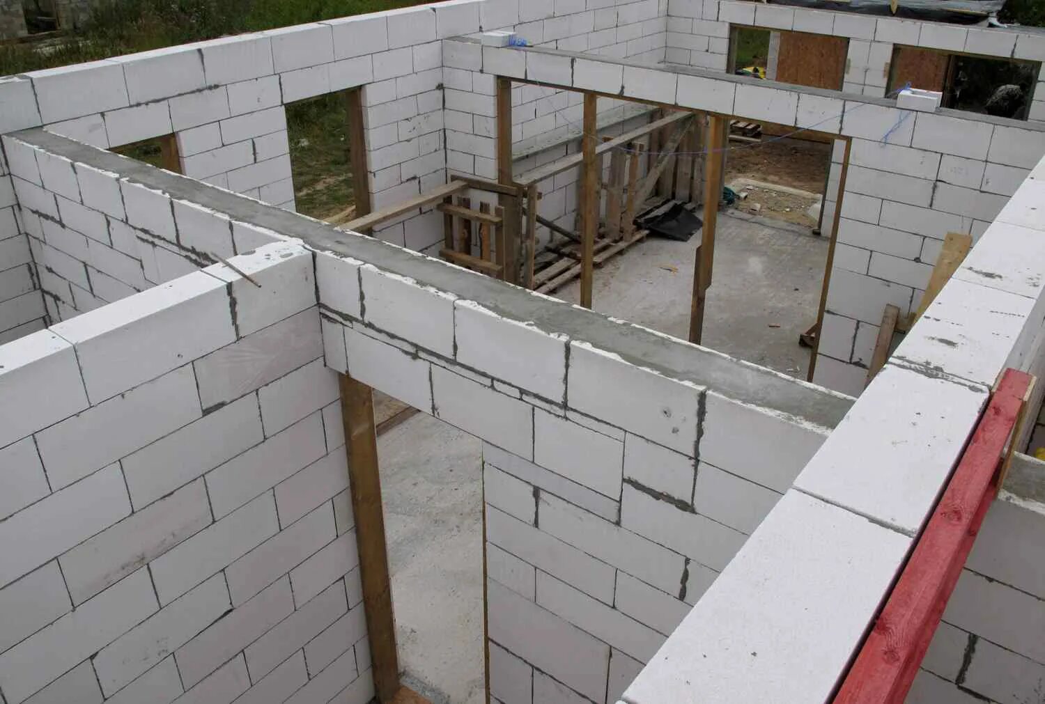 Стена 200. Кладка перегородок пеноблоков 100 мм. перегородки из газобетонных блоков. стены из газобетонных блоков. стена из газоблока.