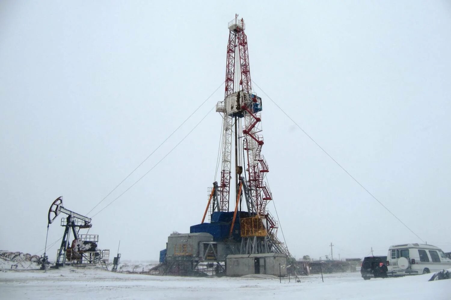 Нефтяные скважины усинск. Буровая года. Ноябрьск нефтяное месторождение. Буровая года. Туймааданефтегаз месторождение газа.