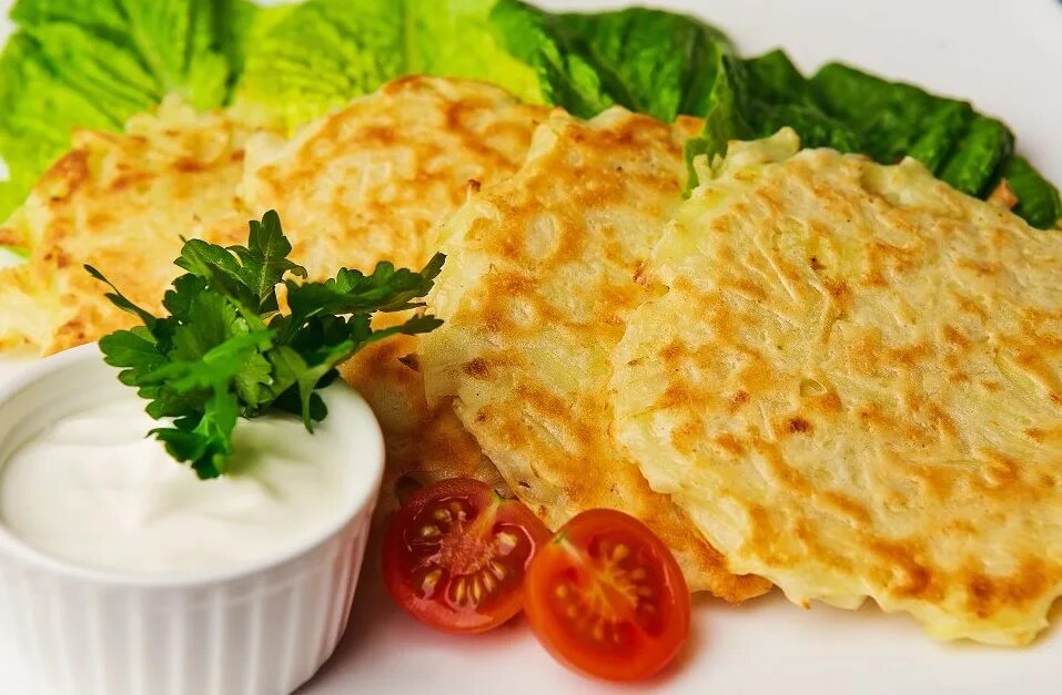 Драники фото. Деруны картофельные. Драники из картофеля. Картофельные оладьи. Оладьи из картошки.