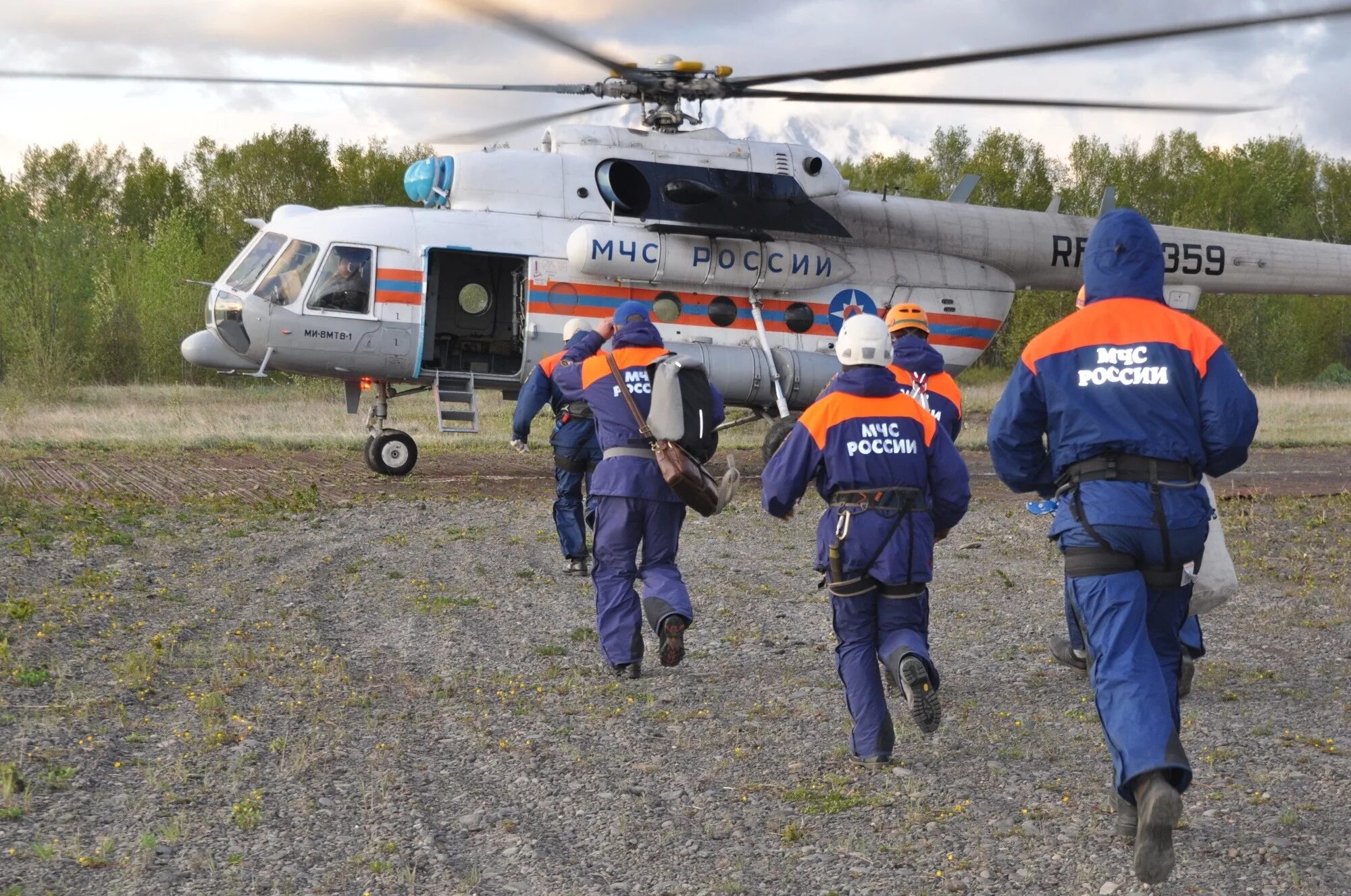 Вертолет разбился в магаданской области. Ми8 вертолет МЧС Камчатка. Вертолет ми 8 МЧС. Ми-8 Камчатка. Катастрофа ми8 Нижневартовск.