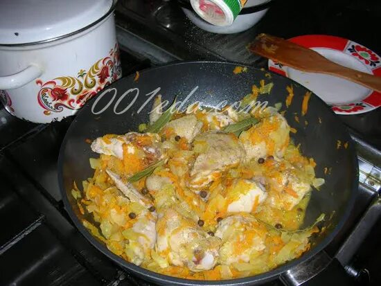 Потушить капусту с картошкой в кастрюле. Тушёная капуста с картошкой и курицей. потушить капусту с курицей в кастрюле. тушёная капуста с картошкой и курицей в казане. как потушить капусту с картошкой в кастрюле.