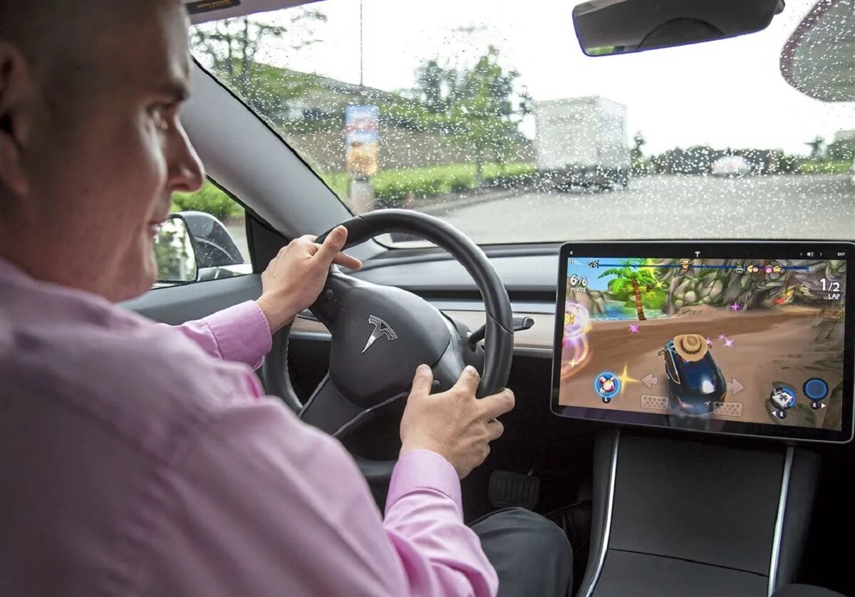 Drive player. Tesla игра. За рулем автомобили Tesla. За рулем Теслы. Тесла игры в машине.