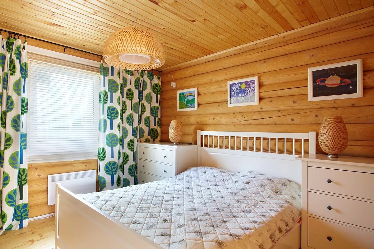 Дизайн комнат в деревянном доме. Спальня в дачном доме. Спальня в дачном домике. Дачная комната интерьер. Комната обшитая вагонкой.