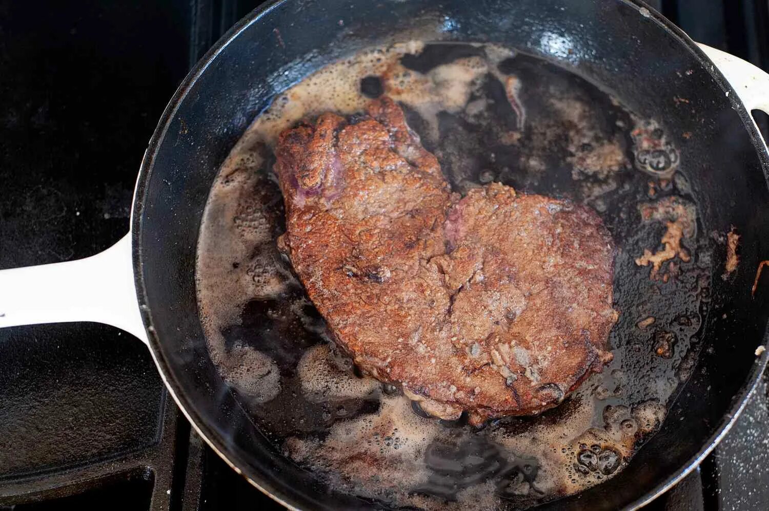 Печень кусками жареная на сковороде. Прожаренная печень. Сколько жарить печень.