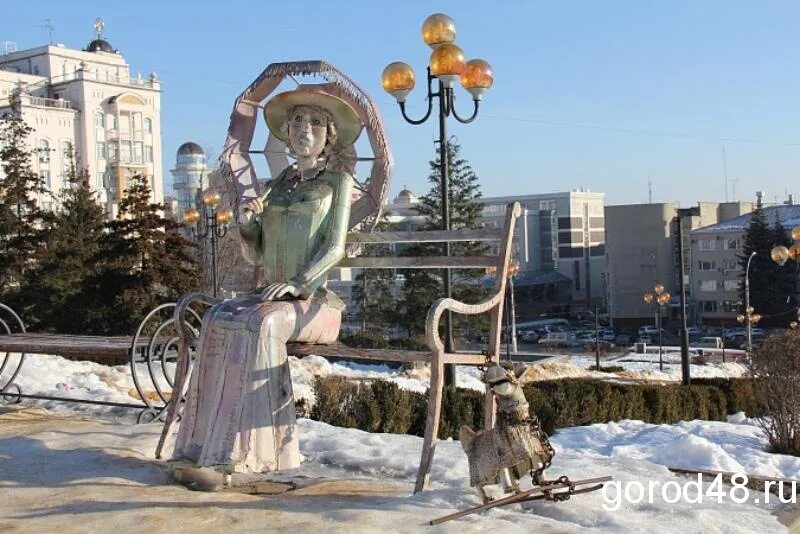 Город липецк знаешь. Памятник около Ривьеры Липецк. Памятник дама с собачкой Липецк. Дама с собачкой Липецк скульптура. Памятник у Риверы Липецк.