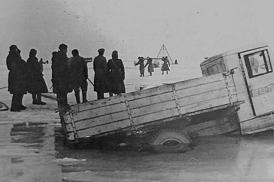 Долгие дороги жизни. Дорога жизни Ленинград. Блокадный Ленинград Ладога дорога жизни. Блокада Ленинграда Ладожское озеро дорога жизни. Блокада Ленинграда дорога жизни машины.