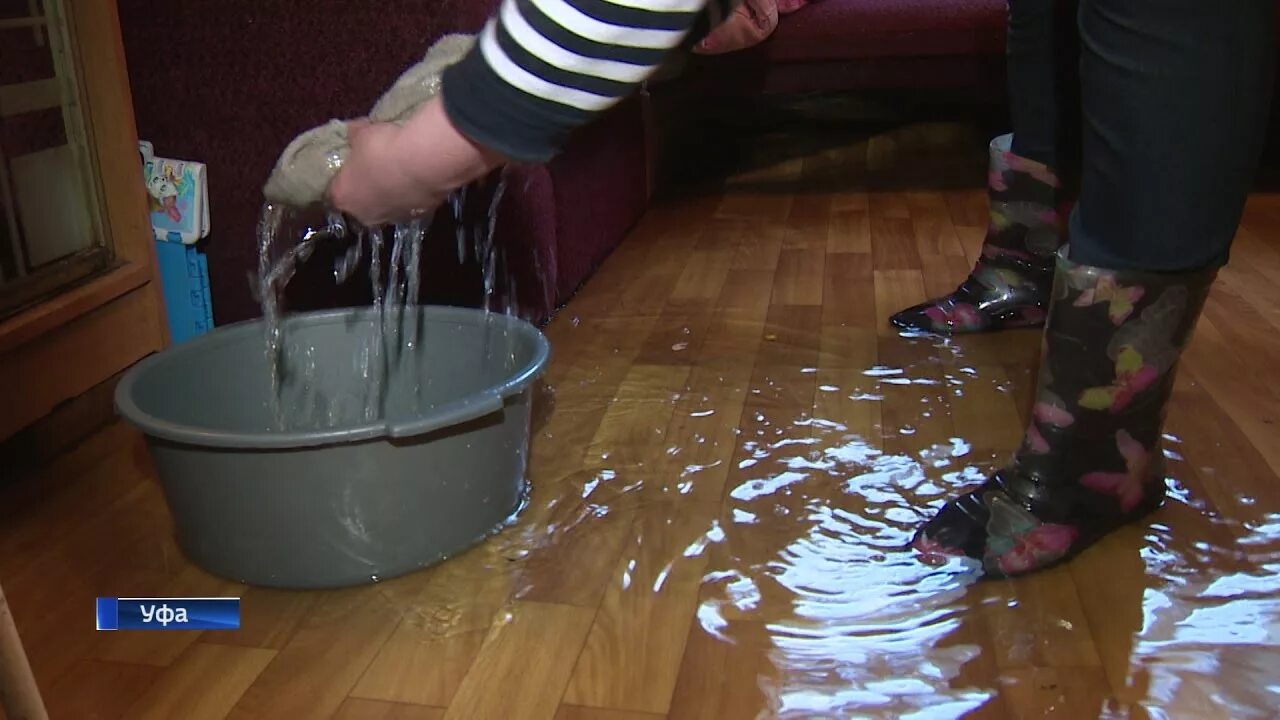 В ванне вода из кухни. Вода в доме затопление. Потоп в квартире. Затопило квартиру. Затопили соседи.