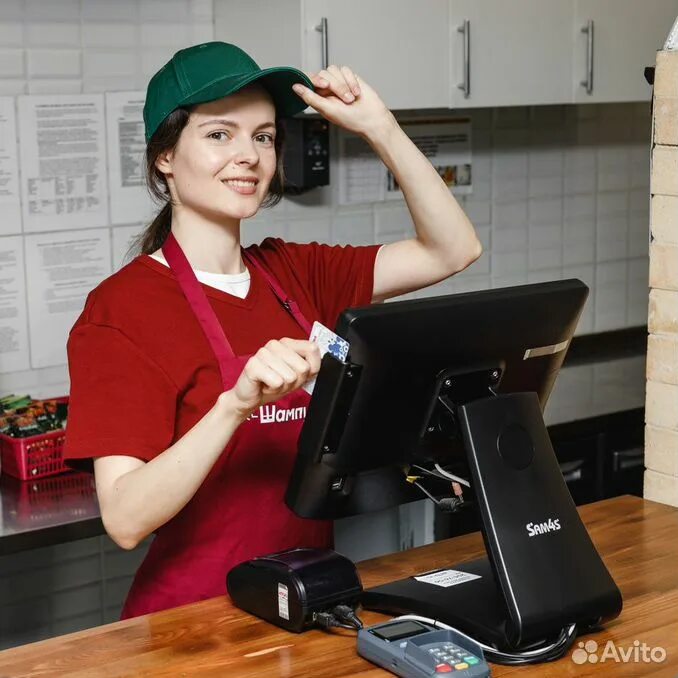 Продавец кассир в столовую. Повар кассир. униформа кассира. стол кассира продавца. повар кассир фото.