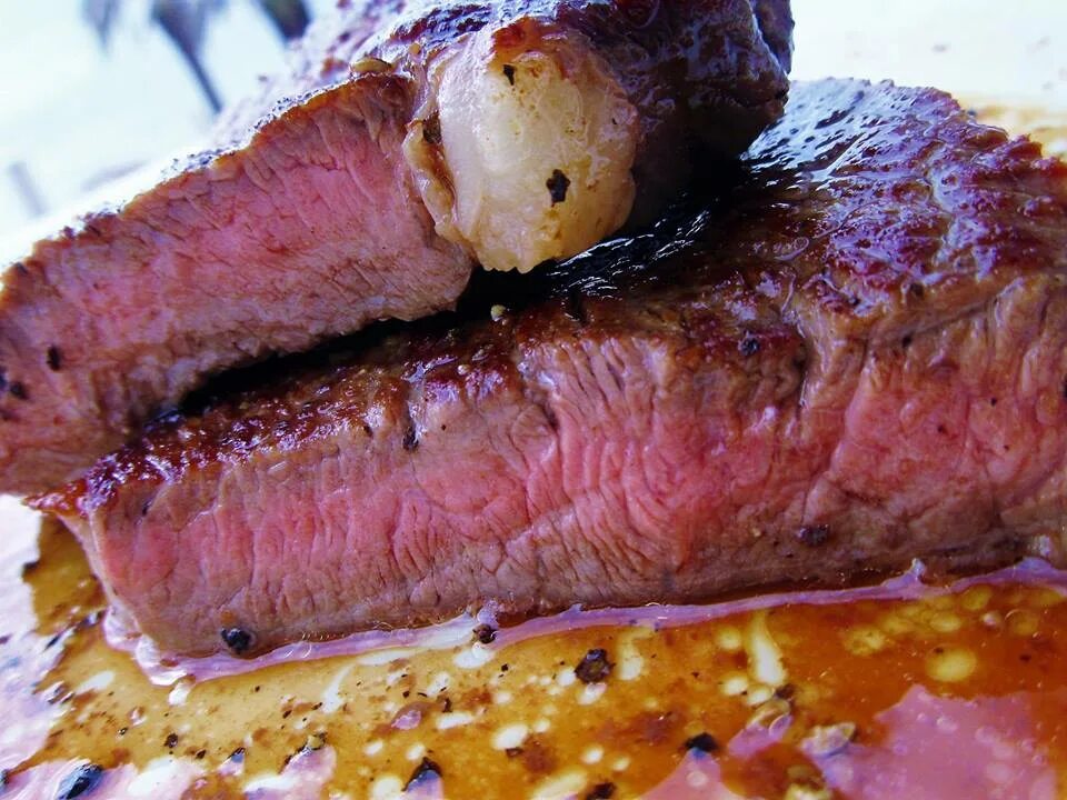 Говядина в духовке. Шея говядины в духовке. Мясо в духовке из говядины. Шея говядины в духовке. Блюда из говяжьей шеи.