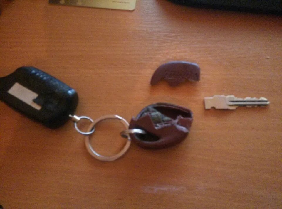 Сломалась накладка пластмассовая у ключа. Сломанный ключ. Сломанный ключ от машины. Сломался ключ в замке. Ключ дверной.