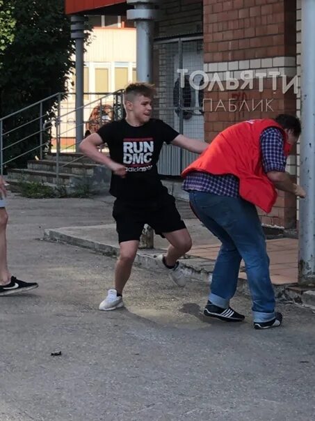 Тольятти подросток избил. Подростки избили мужчину. Молодые люди. Подростки избили пенсионера. Тольятти подросток избил.