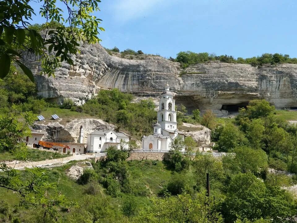 Бахчисарай. Крым Бахчисарай климат. Бахчисарай в мае. Крутые пейзажи монастыря Бахчисарай.