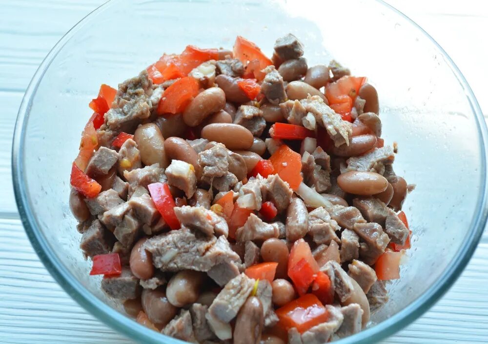 Салат из куриной печени с фасолью. Салат из свиной лопатки и фасолью. Салат по-грузински с фасолью и говядиной. Фасоль тушеная с луком и морковью. Салат с куриными сердечками.