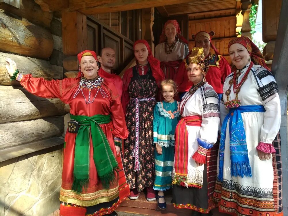 прическа для народной песни. фольклорный клуб. клуб фольклор золотница. клубы фольклора. фольклорный театр.