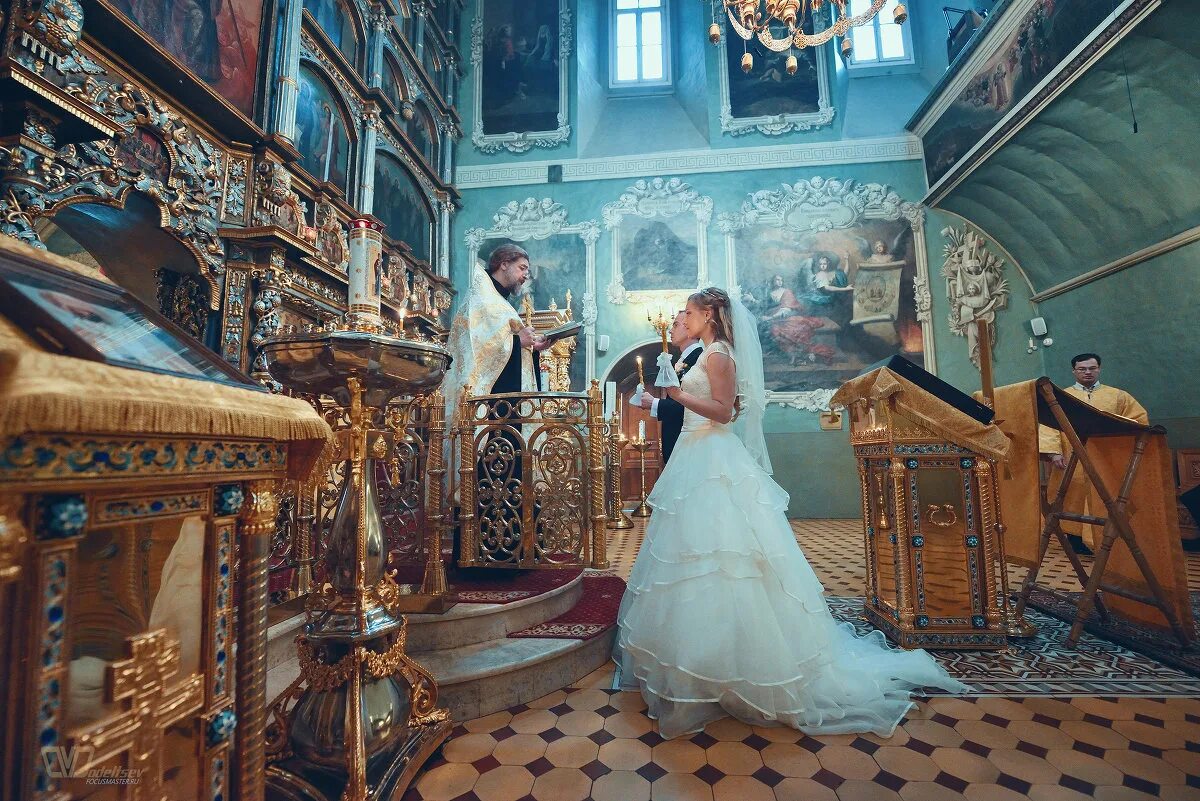 Венчание в церкви время. Фотосъемка венчания в церкви. Свадьба в храме. Красивое венчание. Жених и невеста в церкви.