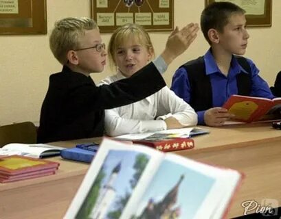 Школьник рассматривал