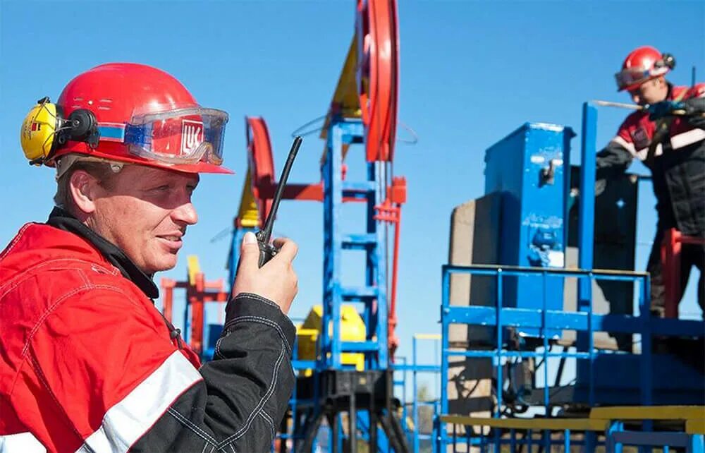 Работа оператор добычи. Оператор по добыче нефти и газа лукойл. работник нефтегазовой отрасли. оператор нефтяных и газовых скважин. оператор по исследованию скважин.