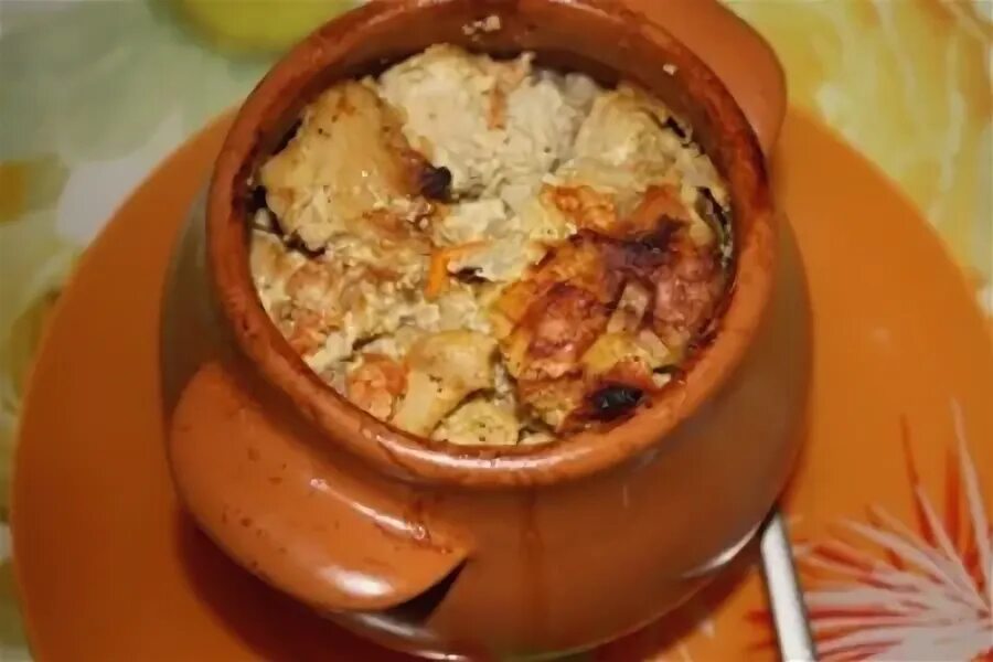 перловка с мясом в горшочке в духовке пошаговый. цыпленок с перловкой. перловка с курицей в горшочке. перловка в горшочке в духовке с курицей. перловка с курицей повар.