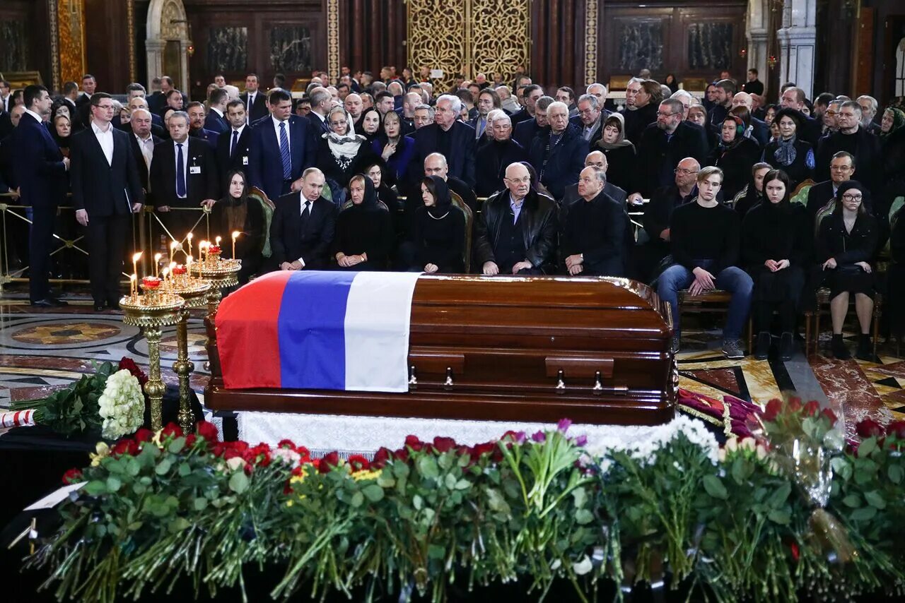 На похороны каких родственников. Похороны Юрия Лужкова церемония прощания.