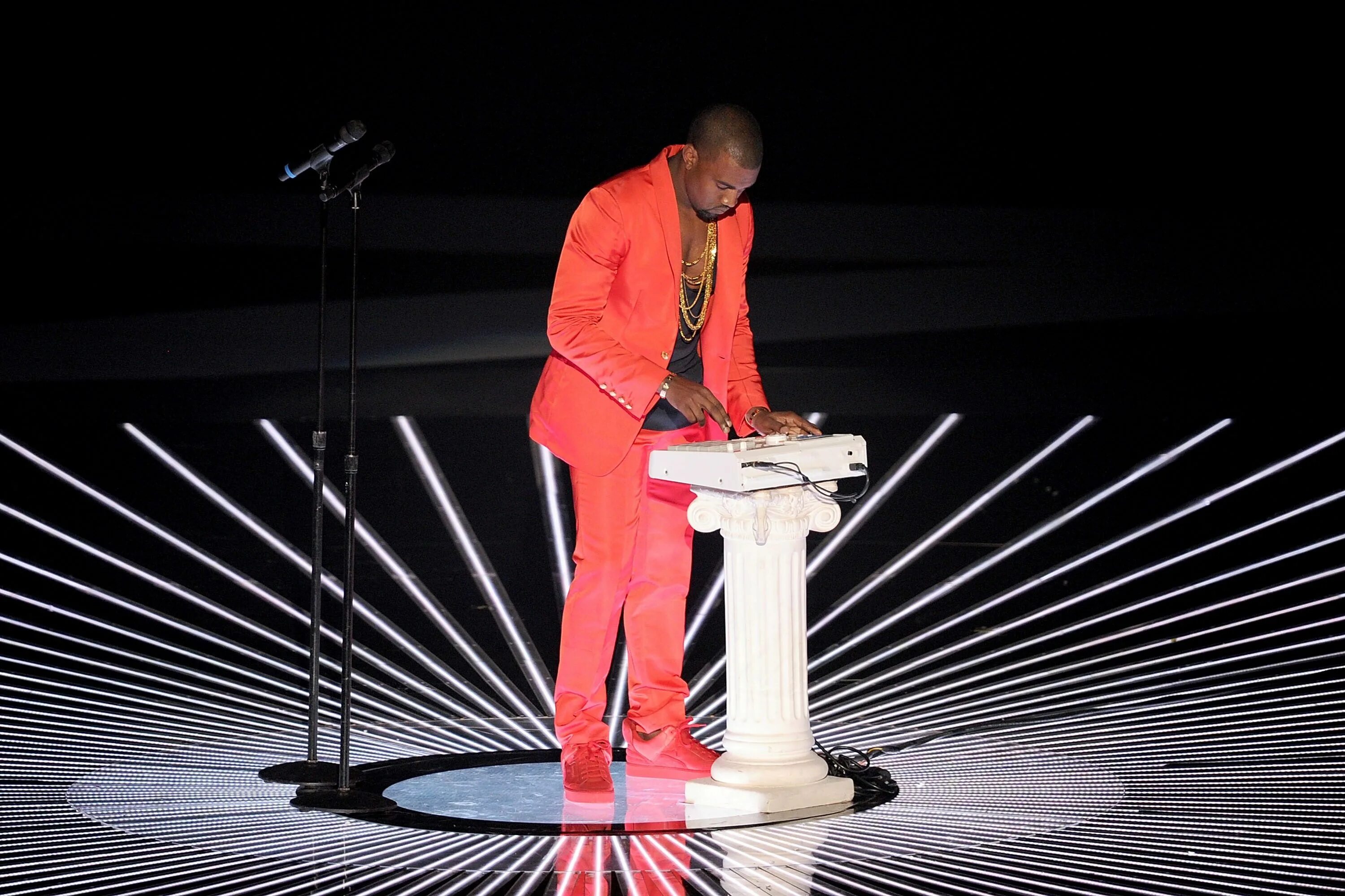 Kanye west twisted fantasy. Канье уэст 2010. dark fantasy канье уэст. канье уэст dark twisted. kanye west my beautiful dark twisted fantasy.