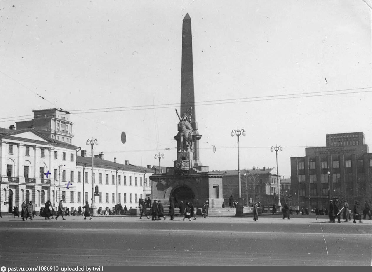 Обелиск Советской Конституции в Москве. Андреев Обелиск Советской Конституции в Москве. Советская площадь монумент Советской Конституции. Памятник свободы в Москве на Тверской. Пл советская нижний