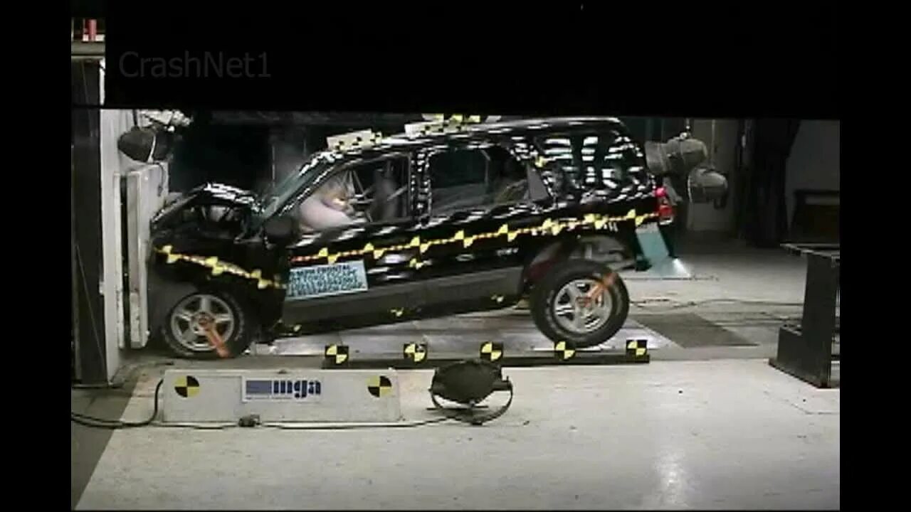 Crash escape. Краш тест форд эскейп. ford escape 2000. хендай санта фе краш тест.