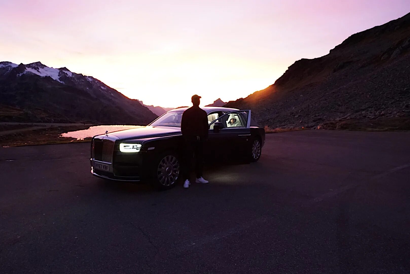 Песня ты дороже чем rolls royce. Rolls Royce Skepta. Роллс Ройс рэперов. Парень в Роллс Ройсе. Rolls Royce и закат.