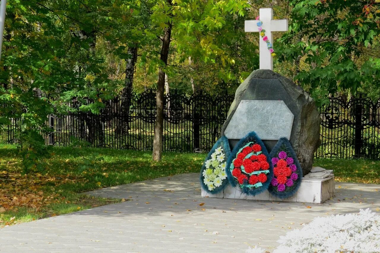 Памятник из гранита с ангелом G123, 1000*550*70