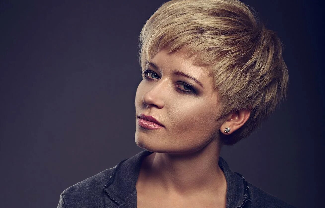 Short hair face. Джастин уодделл с короткой стрижкой. Короткая стрижка женская русые волосы. Лорен коэн ходячие мертвецы короткая стрижка. Стрижка пикси для круглого лица креативные.