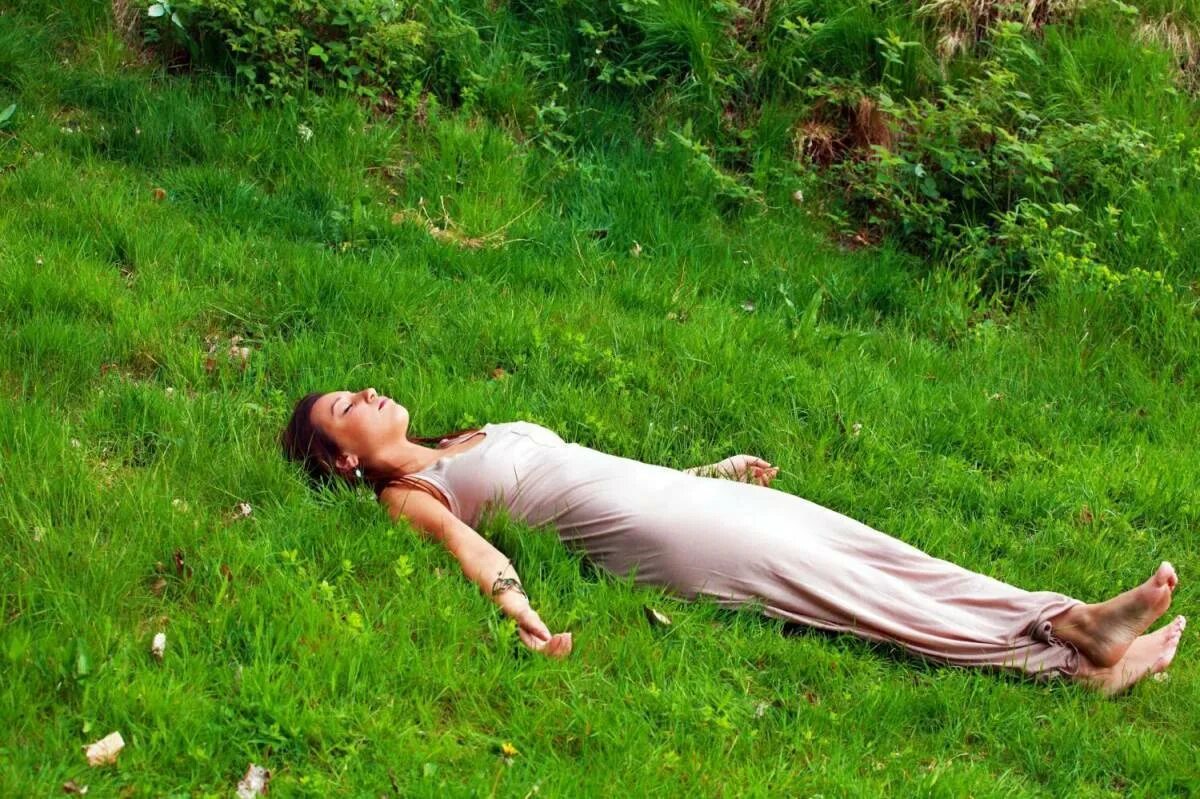 Расслаблено или расслабленно. Поза мертвеца Шавасана. Медитация на расслабление. Медитация лежа. Расслабление на природе.