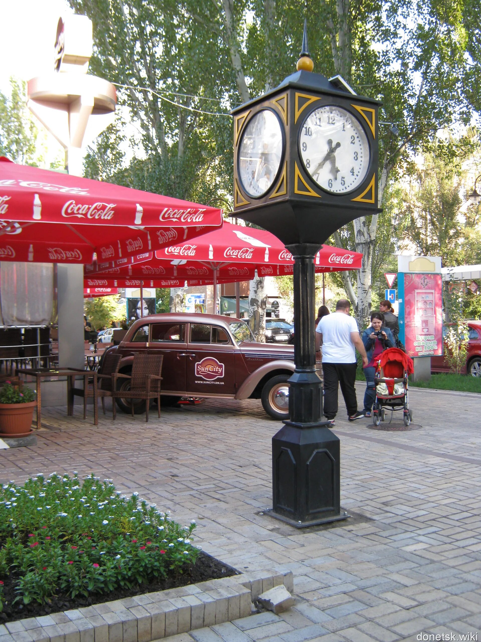 Памятник пушкину в донецке на бульваре пушкина. Бульвар пушкина донецк фото. Сквер бульвар пушкина донецк. Кафе на бульваре пушкина донецк днр. Днр донецк бульвар пушкина.