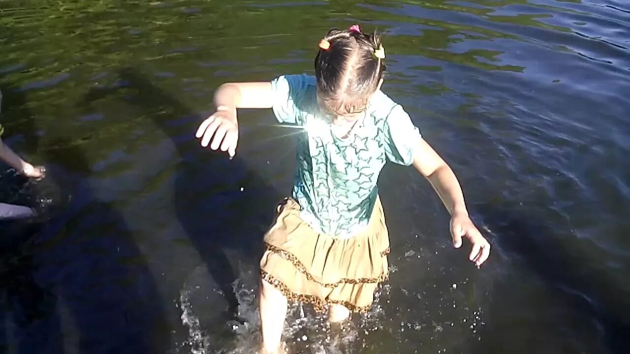Японка купается. Девочки купаются в одежде. Дети купаются в реке. Дети купаются в одежде. Маленькие девочеикупаются.