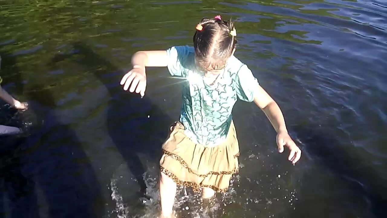 Мокрые маленькие девочки
