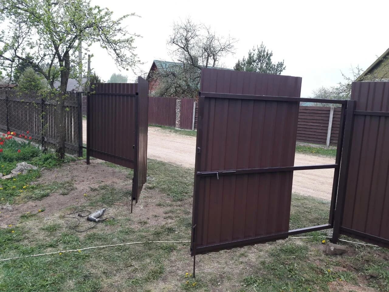 Ворота на дачу распашные с установкой. Забор из профлиста с воротами и калиткой. калитка из профлиста. ворота распашные из профнастила. ворота из профлиста для деревянного забора.