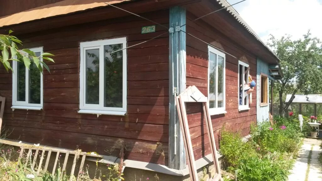 пластиковые окна в деревенском доме. деревенские домики с пластиковыми окнами. пластиковые окна в старый деревянный дом. окна в старый деревянный дом. пластиковые окна в старом частном доме.