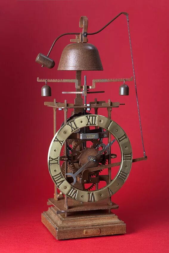 Солнечные часы гномон древний египет. Фузейные часы 18 век. Как выглядели первые часы. Переносные солнечные часы. Первые механические часы средневековья.