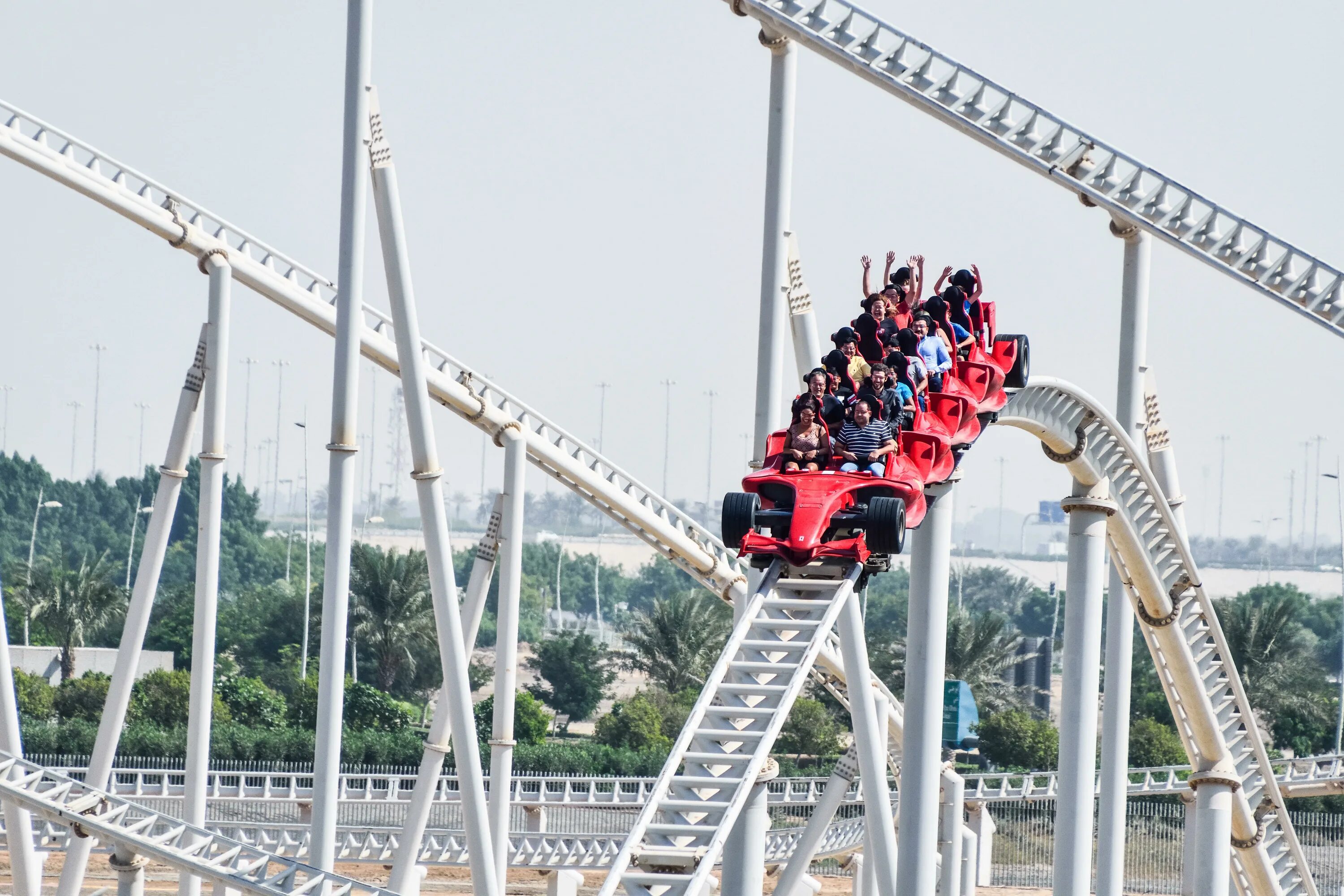 Аба развлечение. Ferrari World Абу-Даби американские горки. Феррари парк Абу Даби. Феррари парк Абу Даби горки. Феррари парк Абу Даби аттракционы.