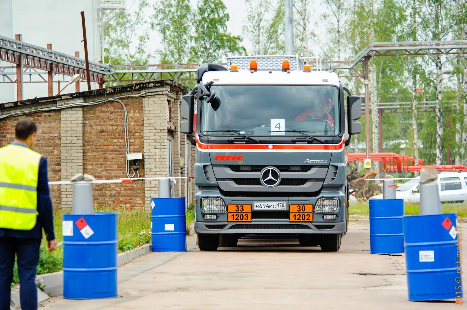 Дорожная перевозка опасных грузов. Перевозка опасных грузов. Автомобиль для перевозки взрывоопасных грузов. Перевозка огнеопасных грузов. Автомобиль перевозящий опасные грузы.