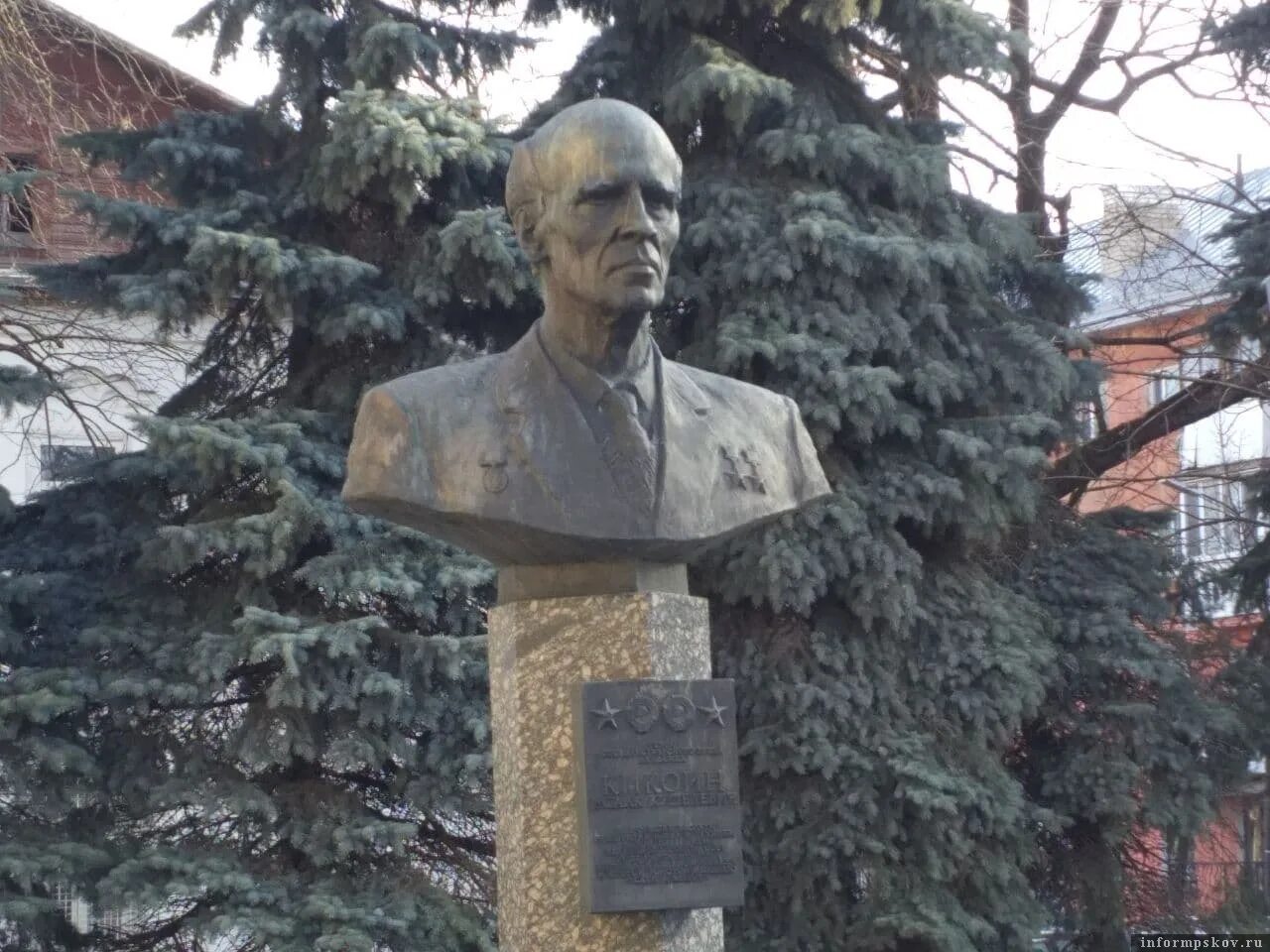 Памятник кикоину псков. Гамалея мемориальная доска. Кировский сквер псков. Кикоин псков. Кикоин памятник.