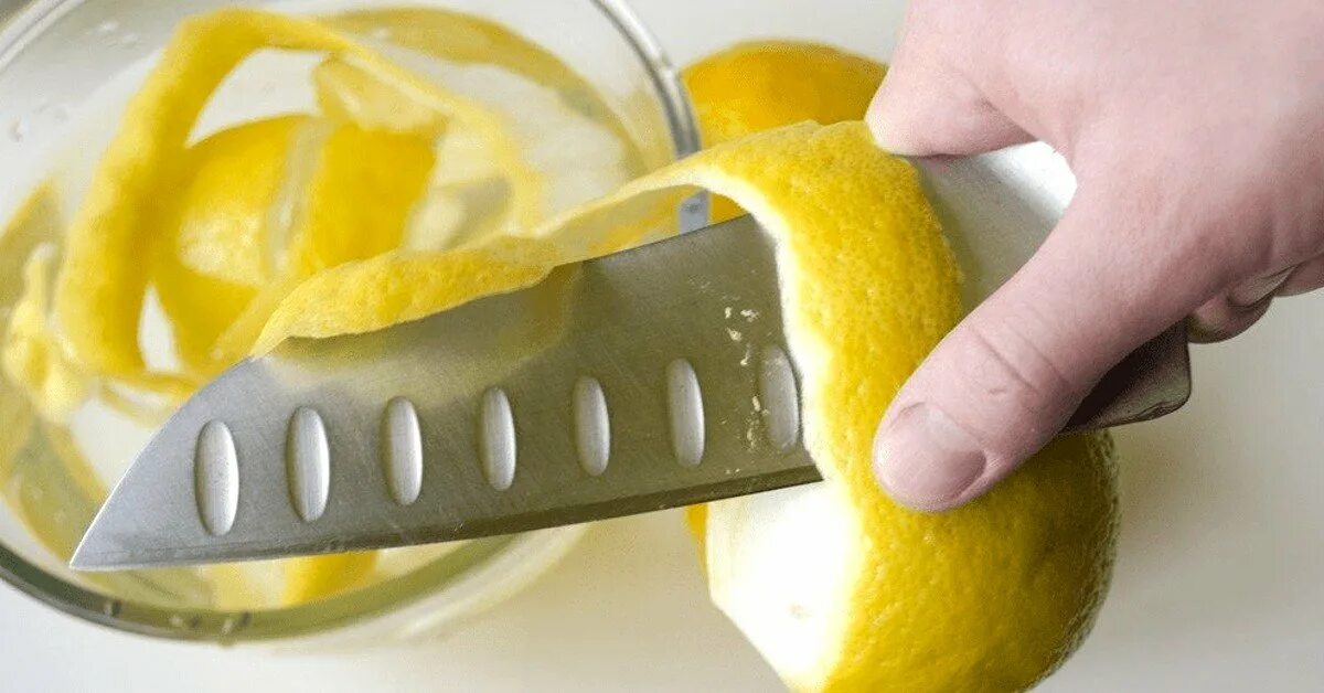 Польза кожуры лимонов. Лимона цедра. Лимонная кожура. Лимонная корка. Очищенный лимон.