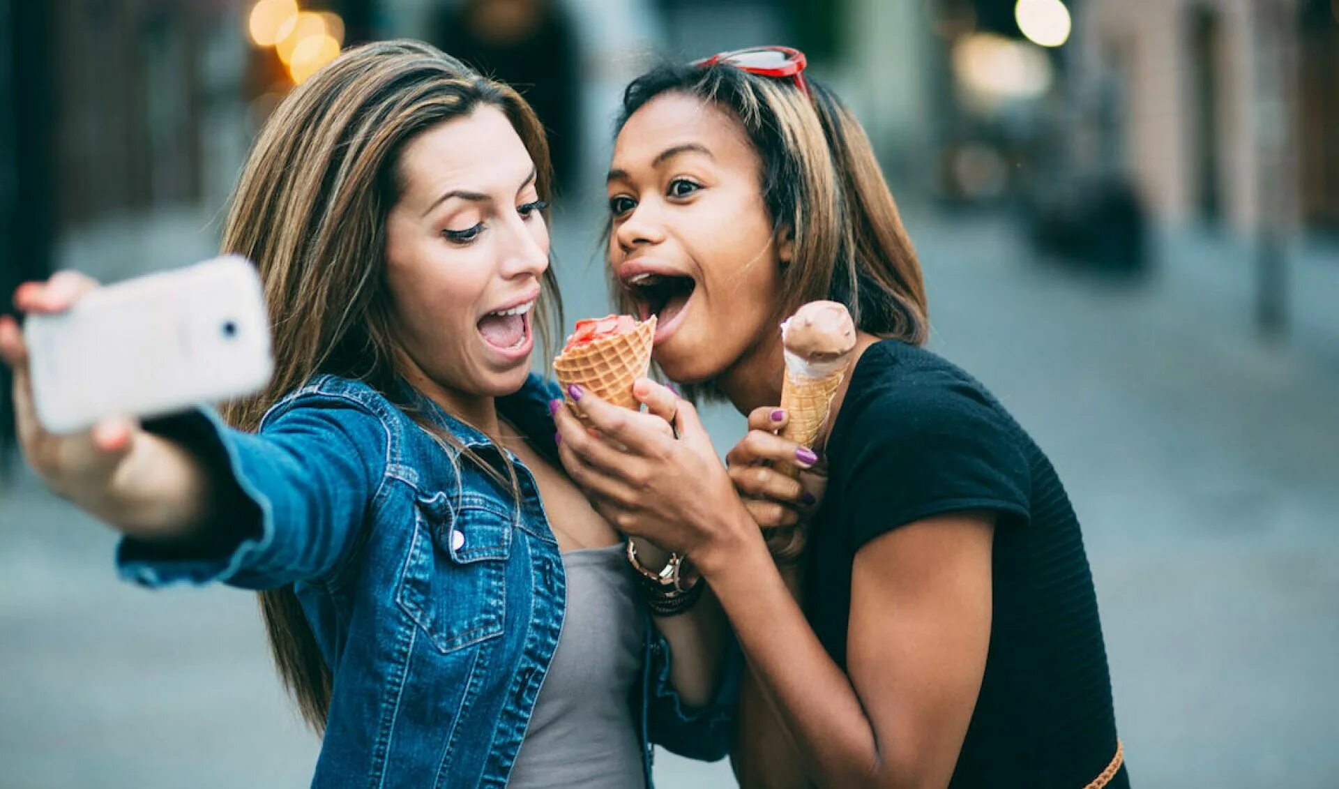 Девушка ест мороженое. Подруги с мороженым. Две Веселые девушки. Подружки фотографируются.