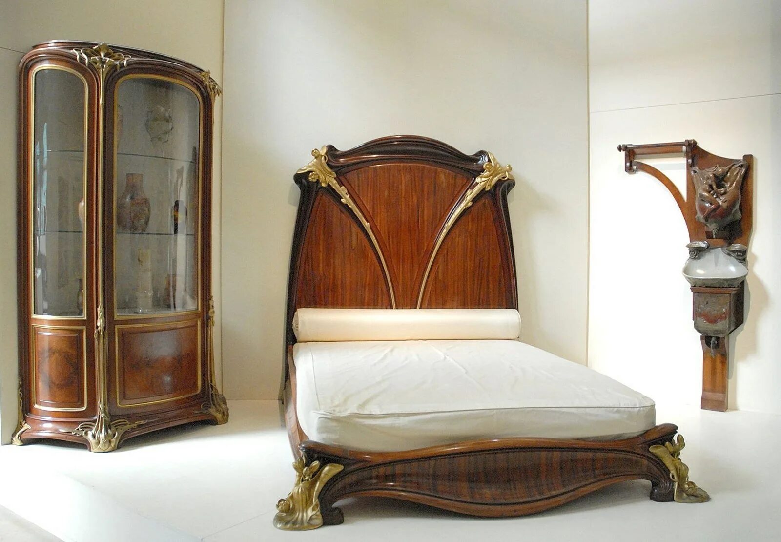 Мебель 20 века. Мебель арт нуво в музее Орсе. Луи Мажорель мебель. Louis Majorelle Art nouveau Furniture. Ар нуво мебель 19 век.