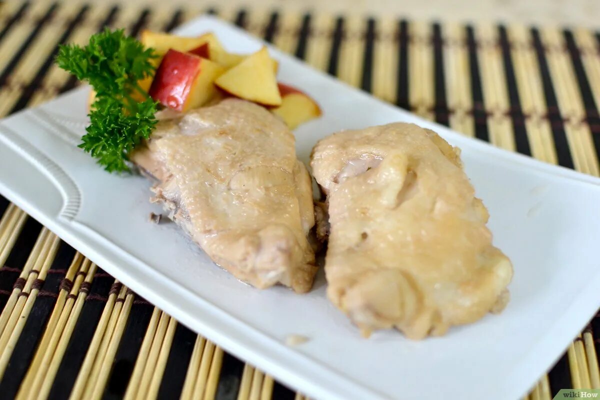 Сколько нужно варить бедро. Куриное филе вареное. куриное бедро отварное. куриное филе отварное. вареная курица.