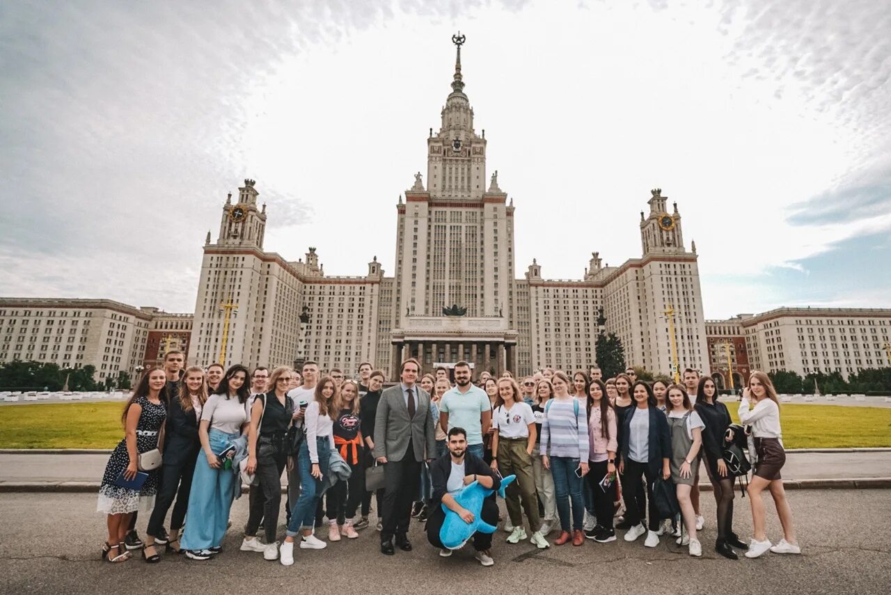 Стиль мгу. Марка Ломоносов Московский университет. Матпраздник МГУ 2024. Ильшенко МГУ дви. Абитуриенты МГУ.